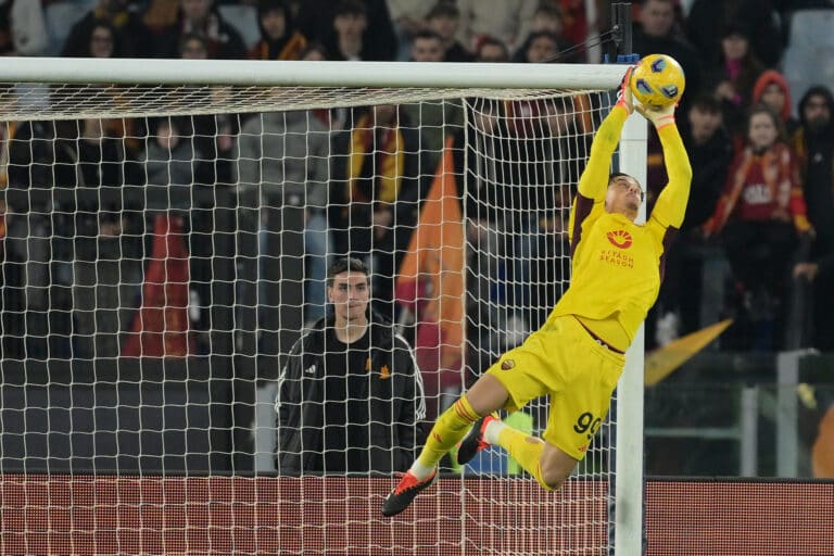 Mile Svilar con la maglia della Roma