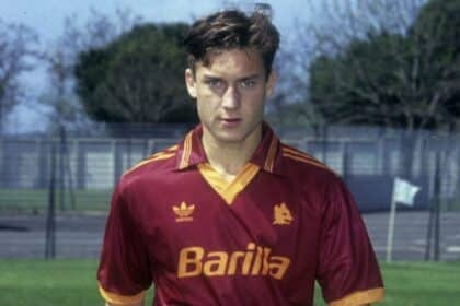 Totti con la maglia della Roma nella stagione 93-94