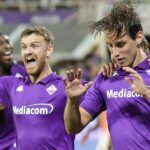 Bove con la maglia della Fiorentina