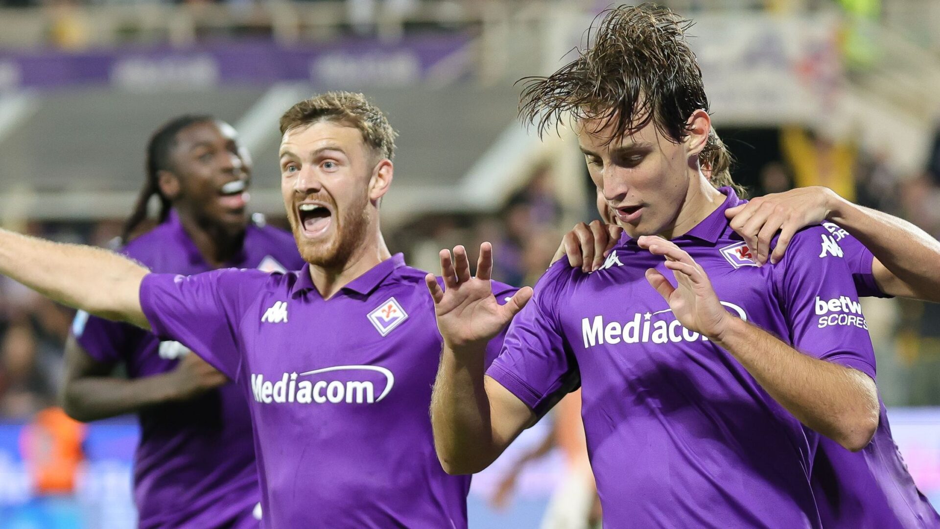 Bove con la maglia della Fiorentina