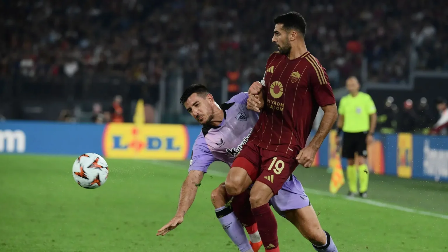 Zeki Celik con la maglia della Roma