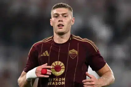 Dovbyk con la maglia della Roma