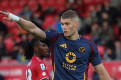 Dovbyk con la maglia della Roma