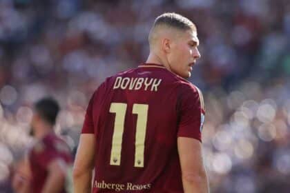 Dovbyk con la maglia della Roma