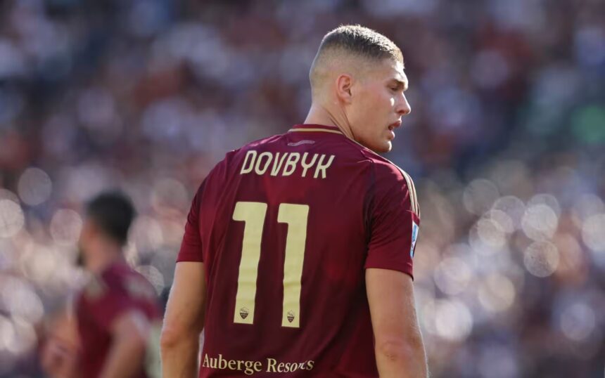 Dovbyk con la maglia della Roma