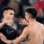 Dybala abbraccia Lautaro Martinez