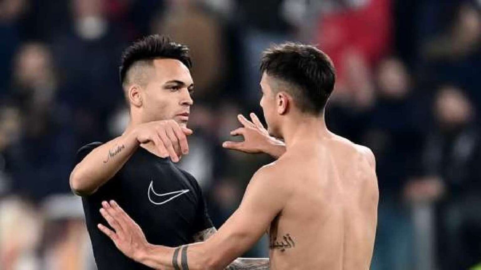 Dybala abbraccia Lautaro Martinez