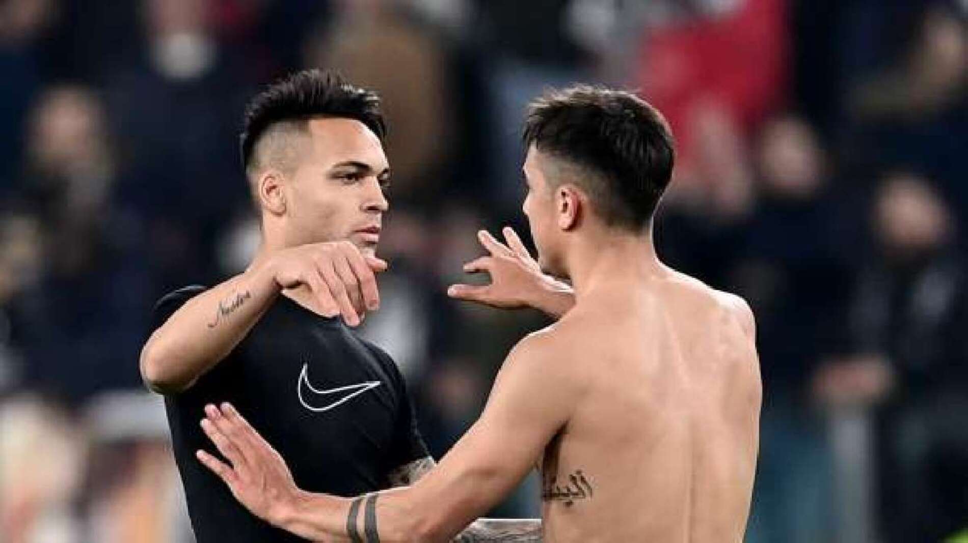 Dybala abbraccia Lautaro Martinez