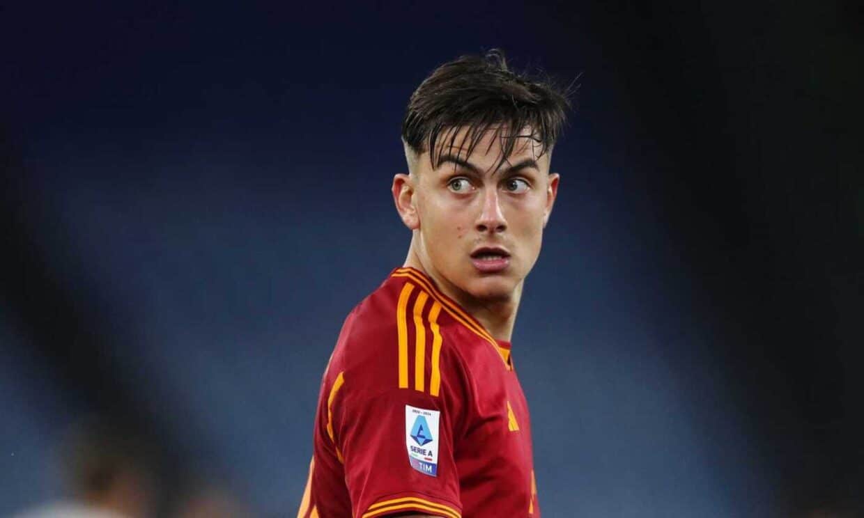 Dybala con la maglia della Roma