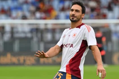 Hummels con la maglia della Roma