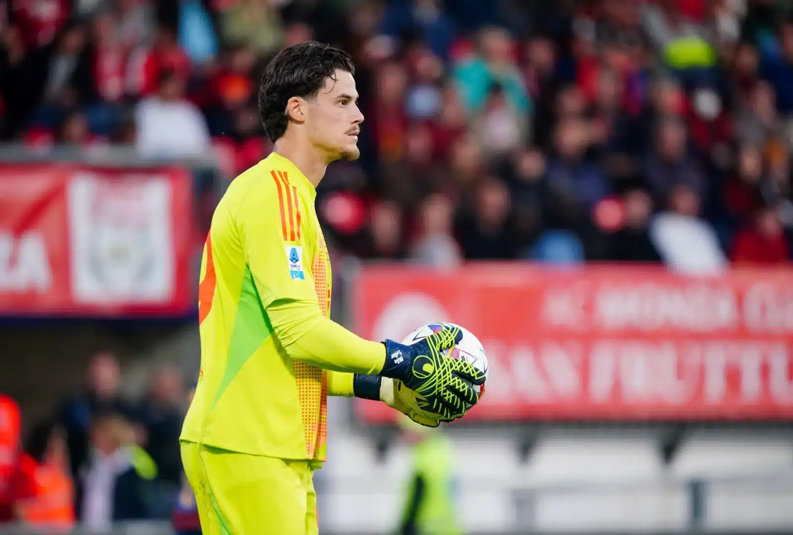 Svilar con la maglia della Roma