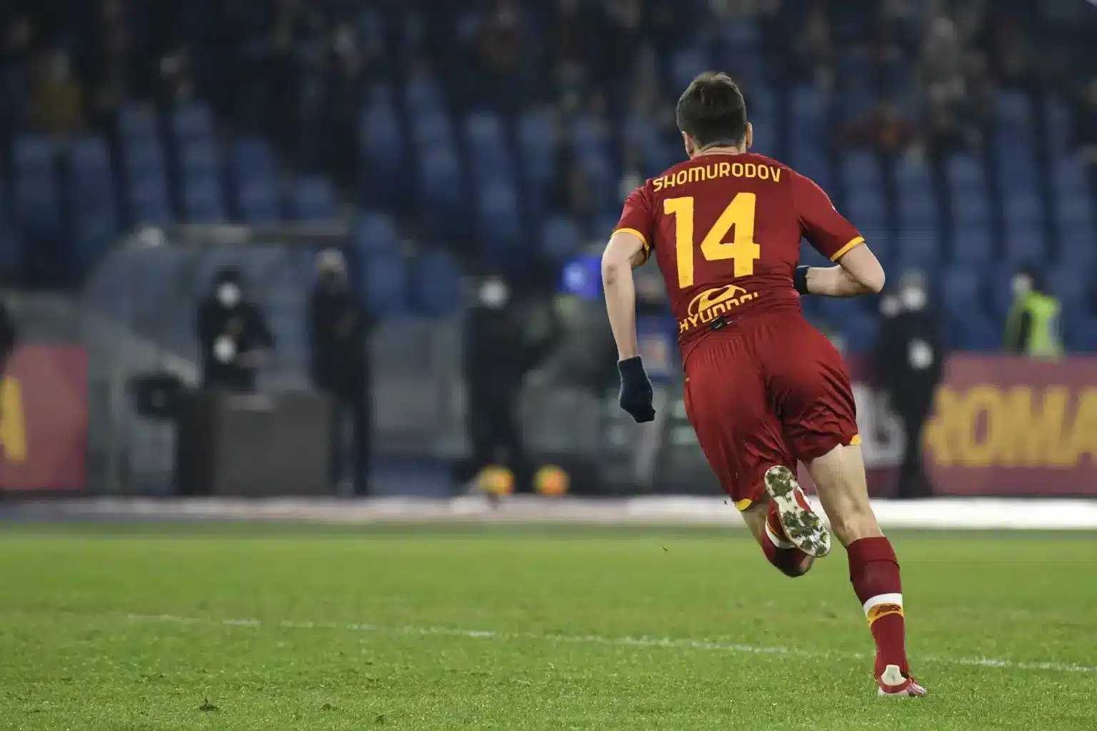 Eldor Shomurodov con la maglia della Roma