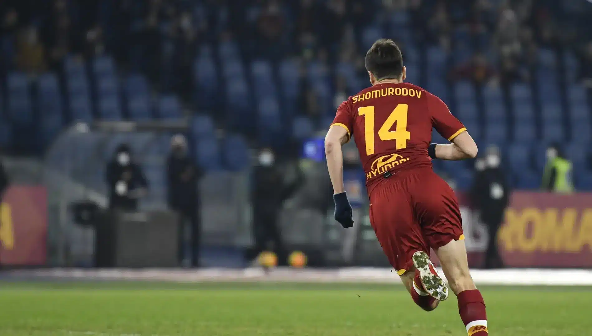 Eldor Shomurodov con la maglia della Roma