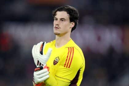 Mile Svilar con la maglia della Roma