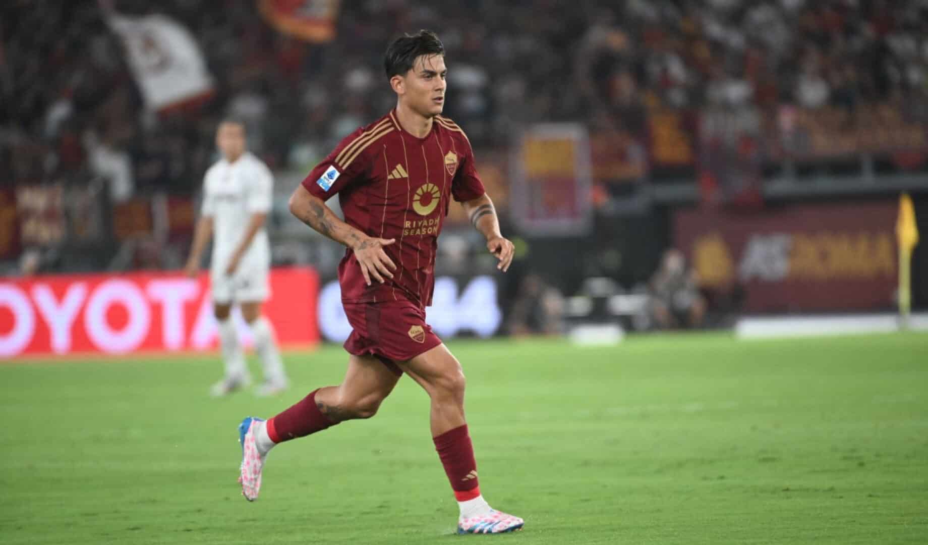 Dybala con la maglia della Roma