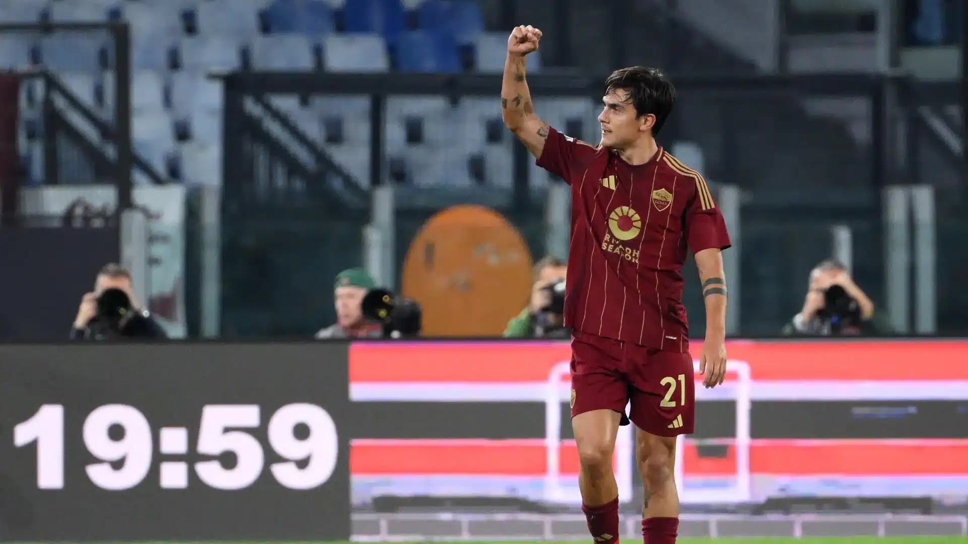 Dybala con la maglia della Roma