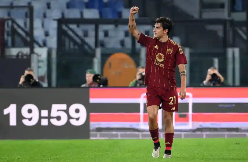 Dybala con la maglia della Roma