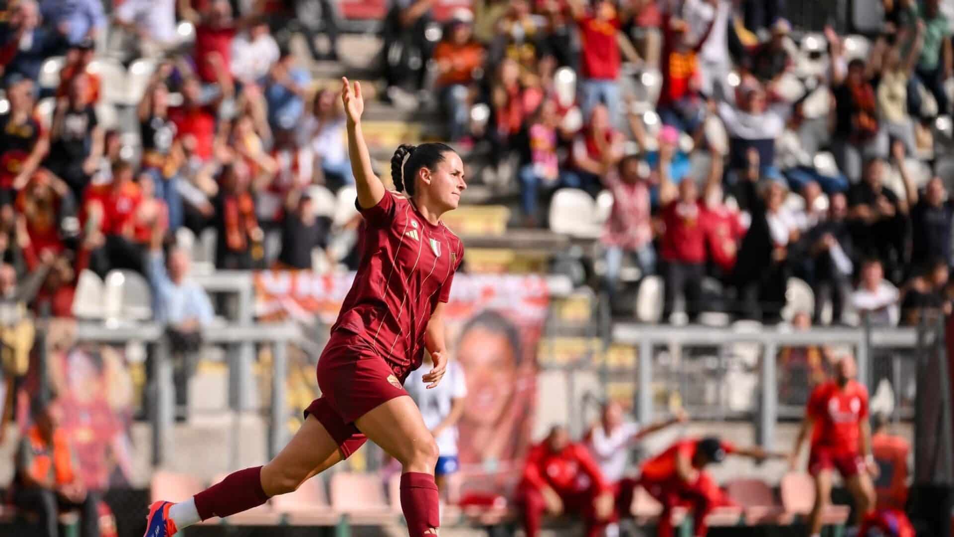 Evelyne Viens con la maglia della Roma