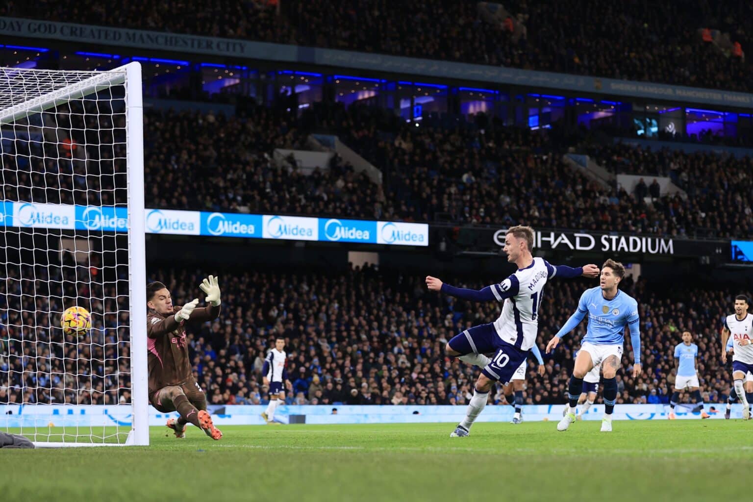 Maddison con la maglia del Tottenham