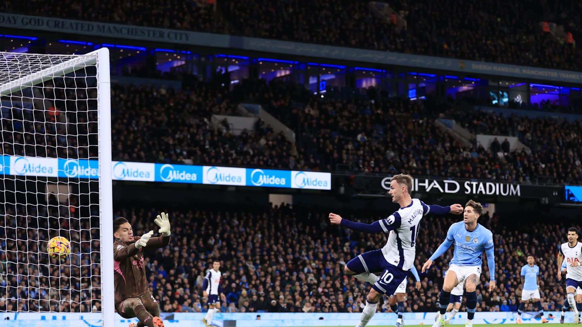 Maddison con la maglia del Tottenham