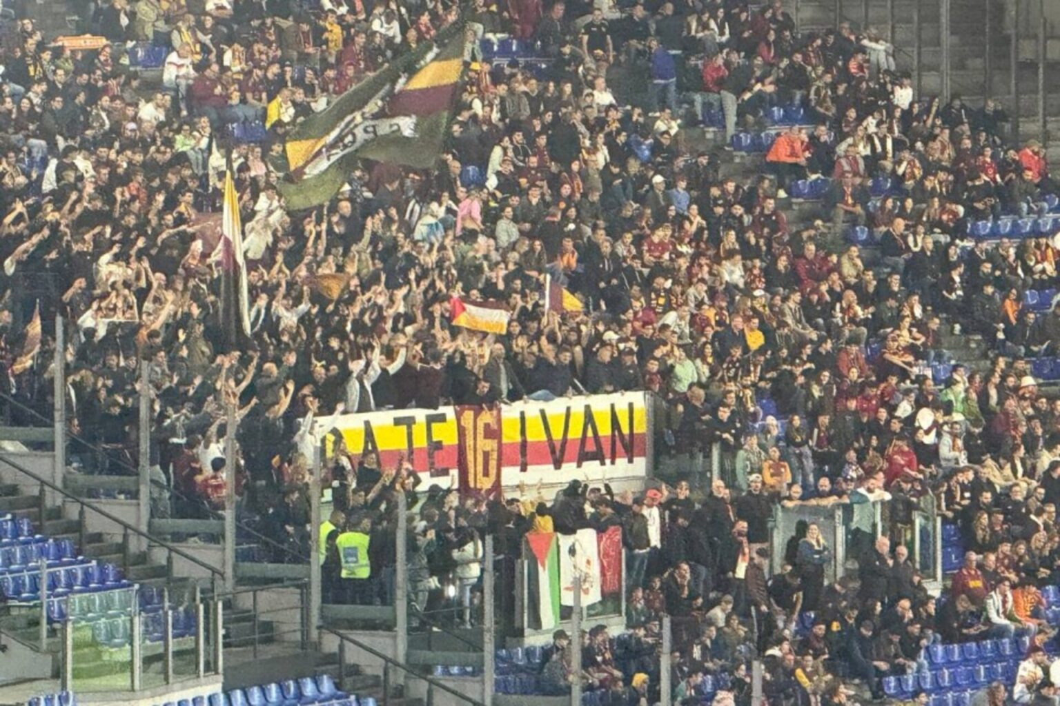 Striscione "Daje Ivan" in Roma-Torino