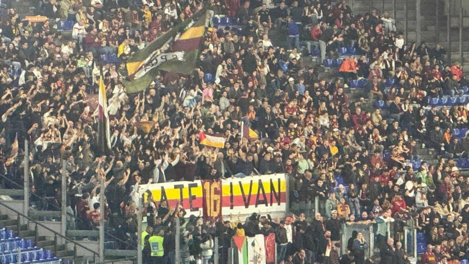 Striscione "Daje Ivan" in Roma-Torino