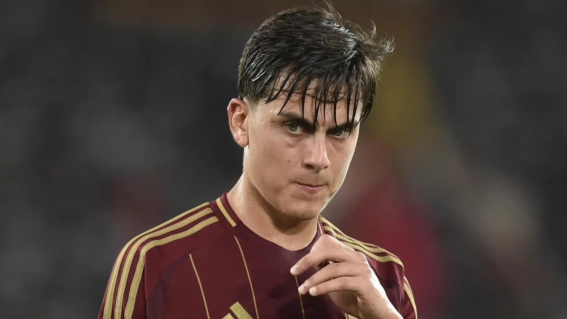 Dybala con la maglia della Roma