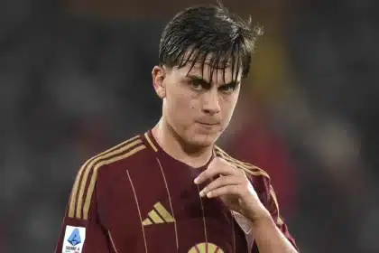 Dybala con la maglia della Roma