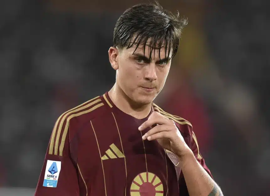 Dybala con la maglia della Roma