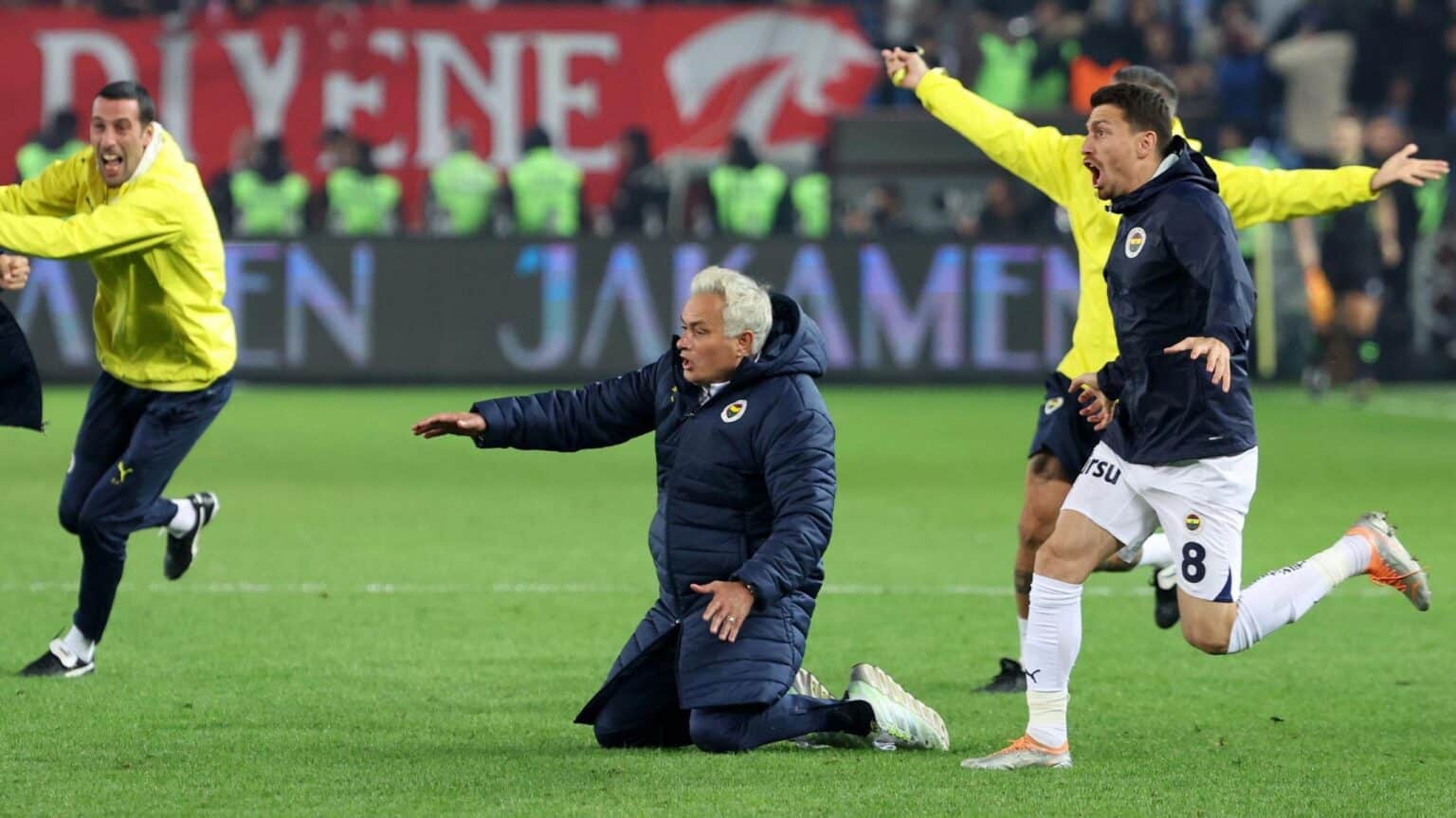 Esultanza Mourinho al Fenerbahce