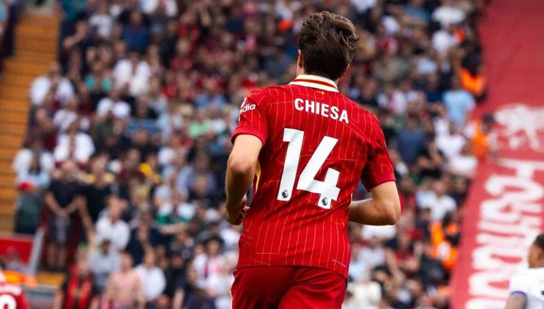 Federico Chiesa con la maglia del Liverpool