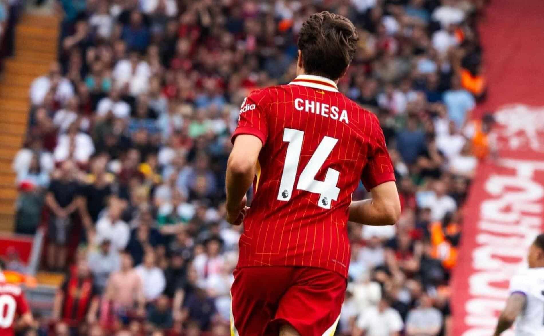 Federico Chiesa con la maglia del Liverpool
