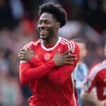 Ola Aina con la maglia del Nottingham Forest