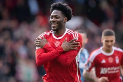 Ola Aina con la maglia del Nottingham Forest
