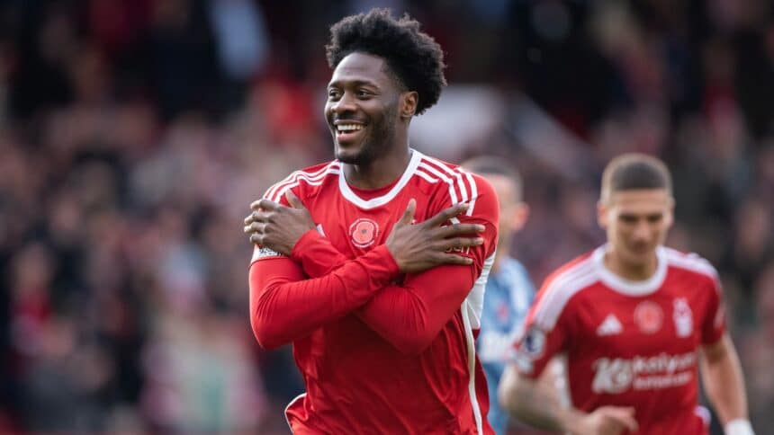 Ola Aina con la maglia del Nottingham Forest