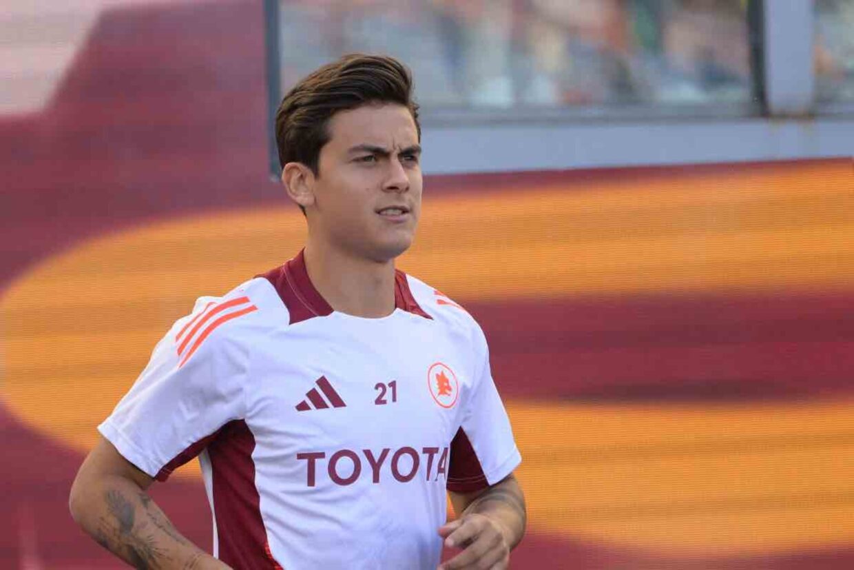 Dybala con la maglia della Roma