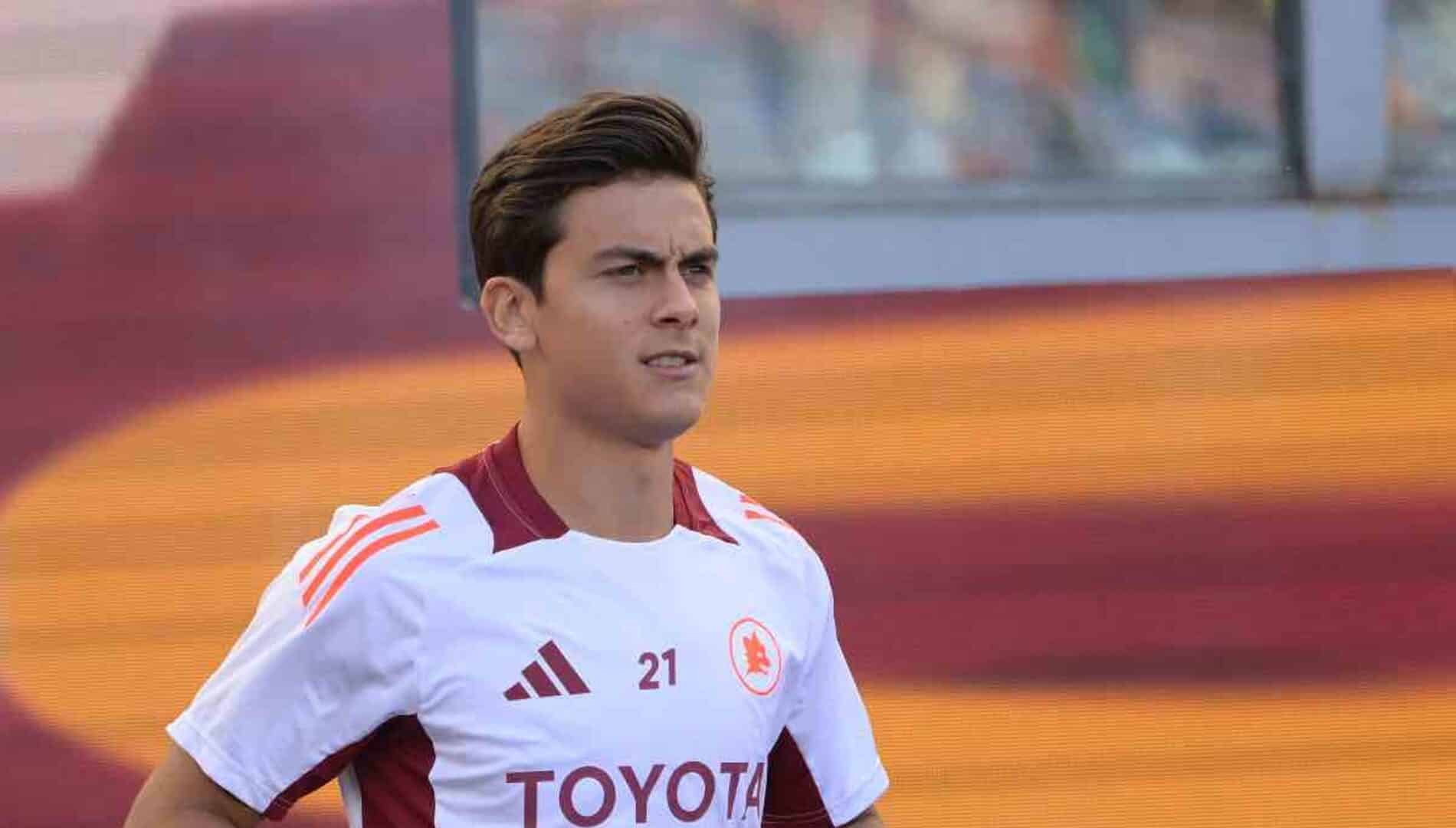 Dybala con la maglia della Roma