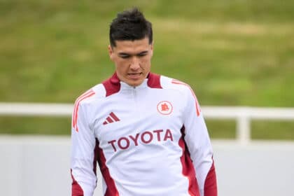 Shomurodov con la maglia della Roma