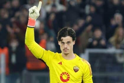 Mile Svilar con la maglia della Roma