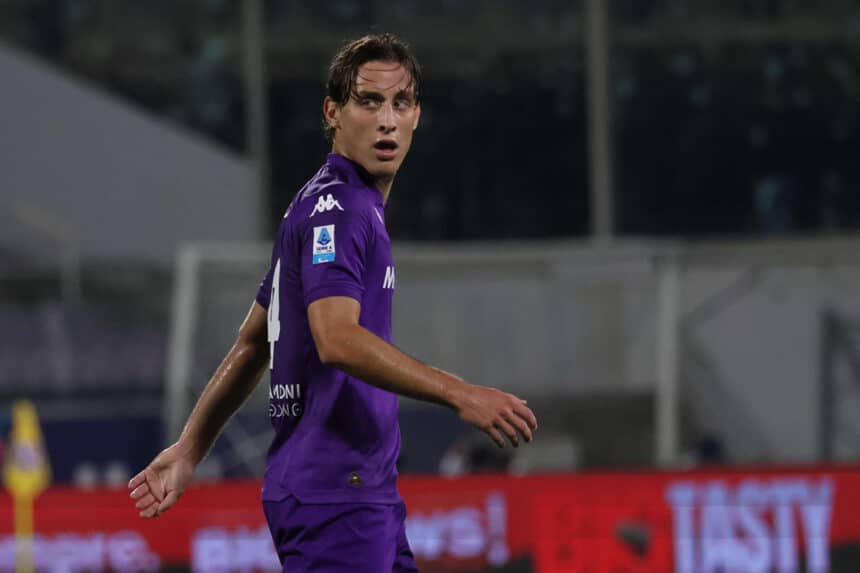 Bove con la maglia della Fiorentina