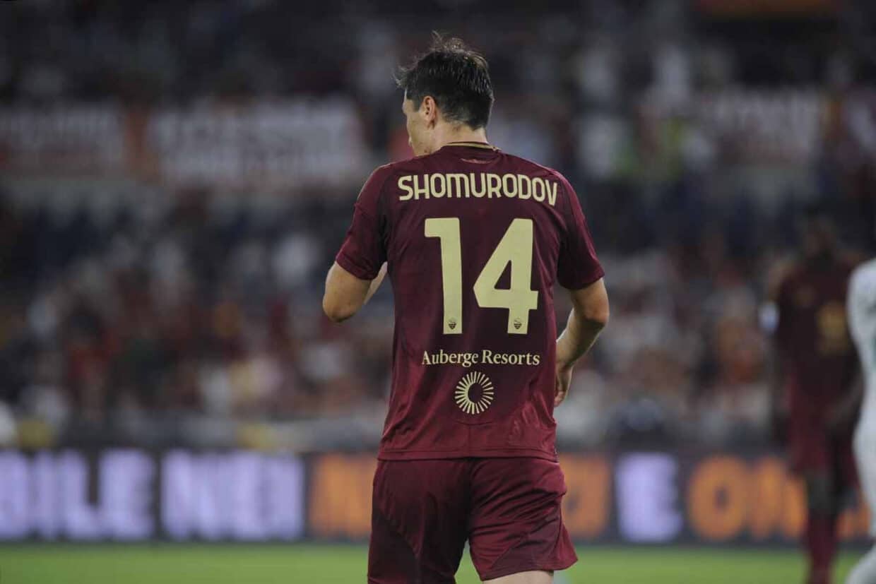 Shomurodov con la maglia della Roma