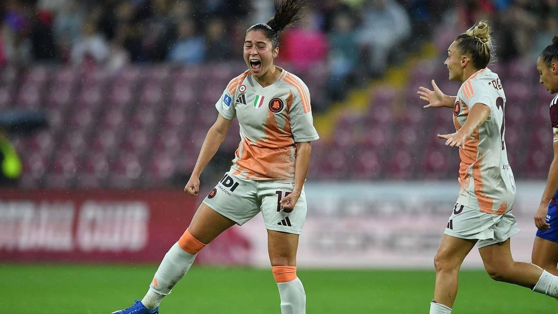 Giulia Dragoni con la maglia della Roma