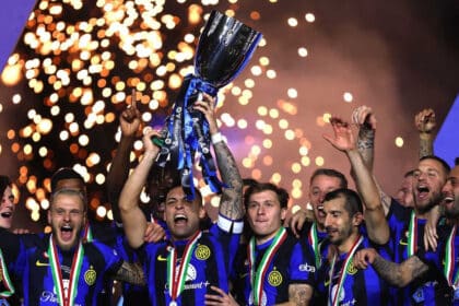 L'Inter festeggia la vittoria della Supercoppa italiana