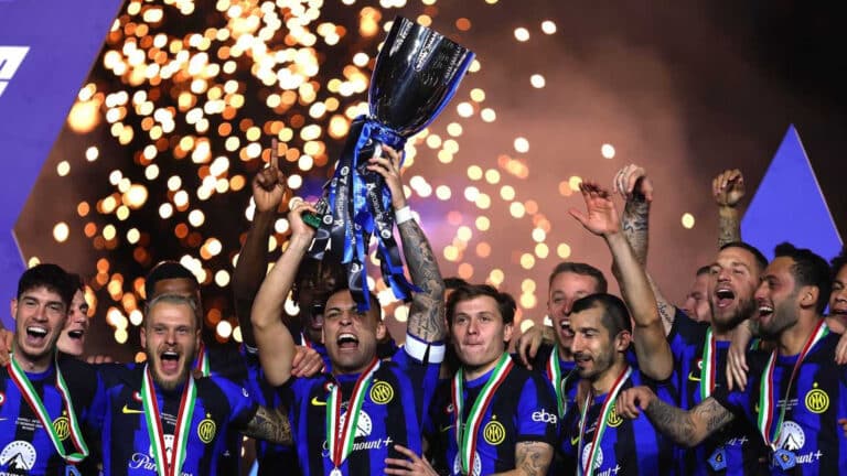 L'Inter festeggia la vittoria della Supercoppa italiana