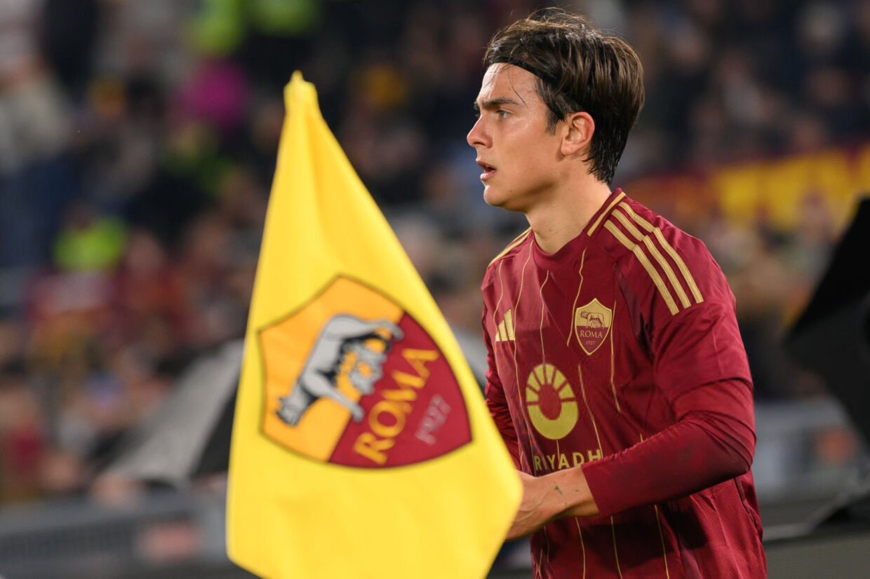 Paulo Dybala con la maglia della Roma