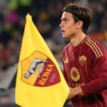 Paulo Dybala con la maglia della Roma