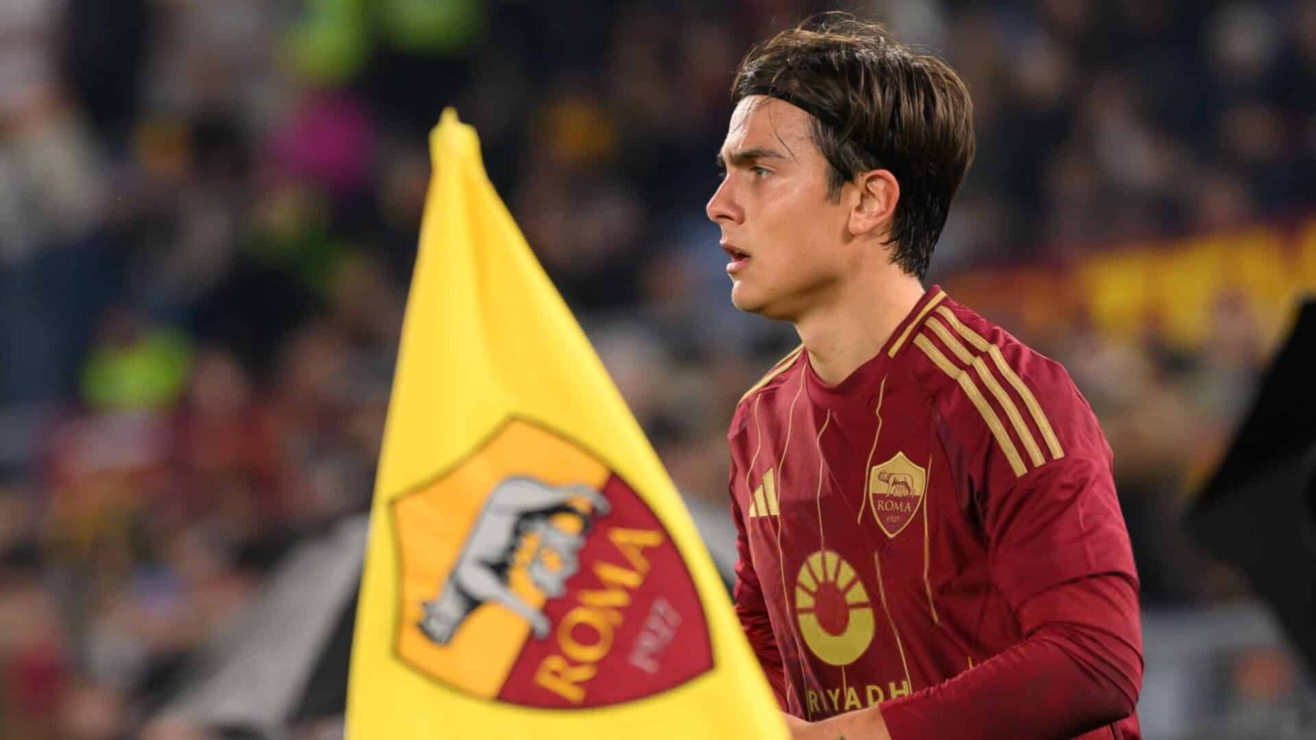 Paulo Dybala con la maglia della Roma