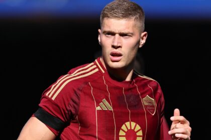 Dovbyk con la maglia della Roma