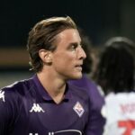 Bove con la maglia della Fiorentina