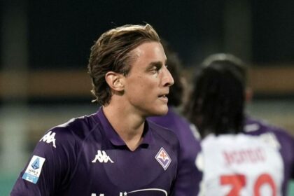 Bove con la maglia della Fiorentina